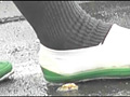 上履き･パンプス･ナマ足で踏みにじられるカタツムリ