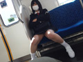 対面彼女 電車内でパンチラしてくる挑発的なJKが女神 サンプル画像0004