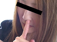 素人女性がカメラの前で鼻クソをほじってしまいました