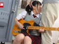 媚薬チ○ポで即イラマ8 ギターの練習に励む女の子