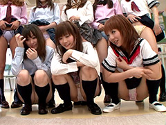 パンチラ好きのあなたがフルボッキで思わずシコシコしてしまう！パンモロ挑発＆パンティをずらしてま○こくぱぁ！ 詳細画像 1