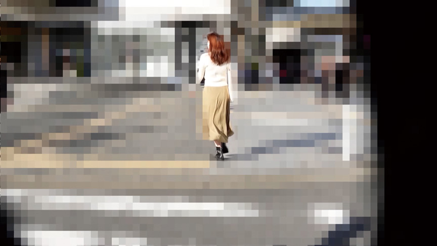 痴漢電車＃004 巨乳を強調し街を闊歩する芸能人ロ●ラ似の変態女 3枚目