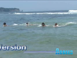 IKUZEシリーズ作品: スジ筋水泳部4人が海岸ではしゃぎ、その後4Pへ！！