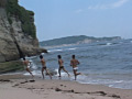 スジ筋水泳部4人が海岸ではしゃぎ、その後4Pへ！！のサンプル画像1