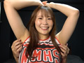 脇＆乳首を男性スタッフにくすぐられるチアガール美女！ 画像2