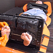 ブラシグローブで笑い悶える！遥を足枷固定くすぐり！3