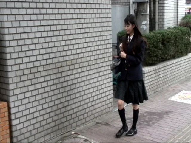 M男の勃起チ○ポに興味深々のウブな女子校生