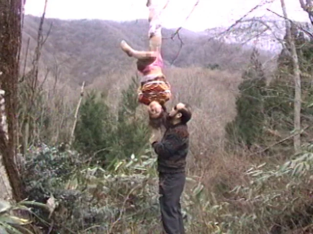 従僕志願妻 天井逆さ吊りに蝋燭責めに○●放尿