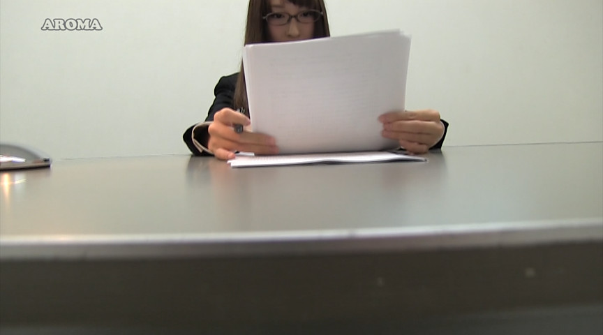 机の下、パンチラで誘惑される