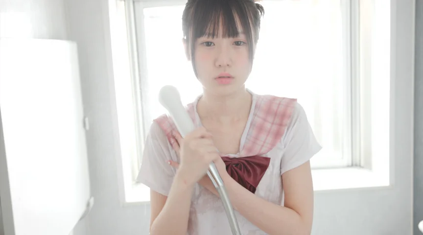 着衣のまま濡れていくグラビアアイドル
