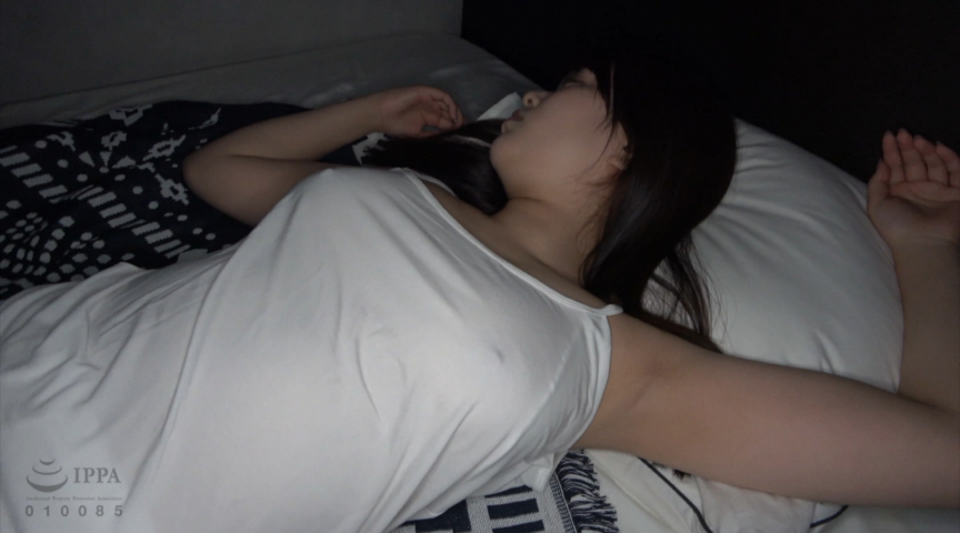寝静まる美人巨乳の姉を○○する弟 日乃 画像1