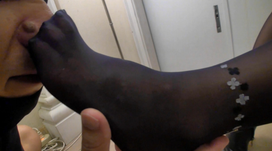 つま先の臭い汗で湿ってる足の臭い嗅いでくれるんですか 画像6