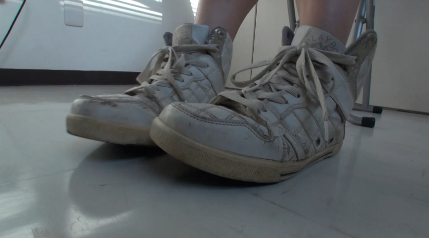 履き古し激臭スニーカーの足臭責め 画像1