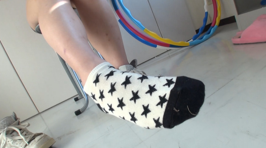 履き古し激臭スニーカーの足臭責め 画像2