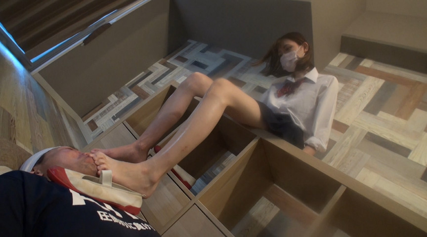 情け容赦ないJK生足踏み舐めさせ責め 画像5