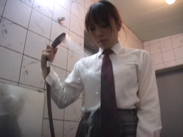 濡れる窮屈な制服