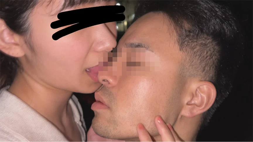 No.02 路上駐車場の隅にて顔舐める。