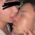 No.02 路上駐車場の隅にて顔舐める。