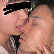 No.02 路上駐車場の隅にて顔舐める。