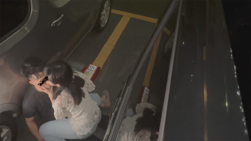 No.08 人目を気にせず座り込みんで舐め時々噛みつき。 画像1