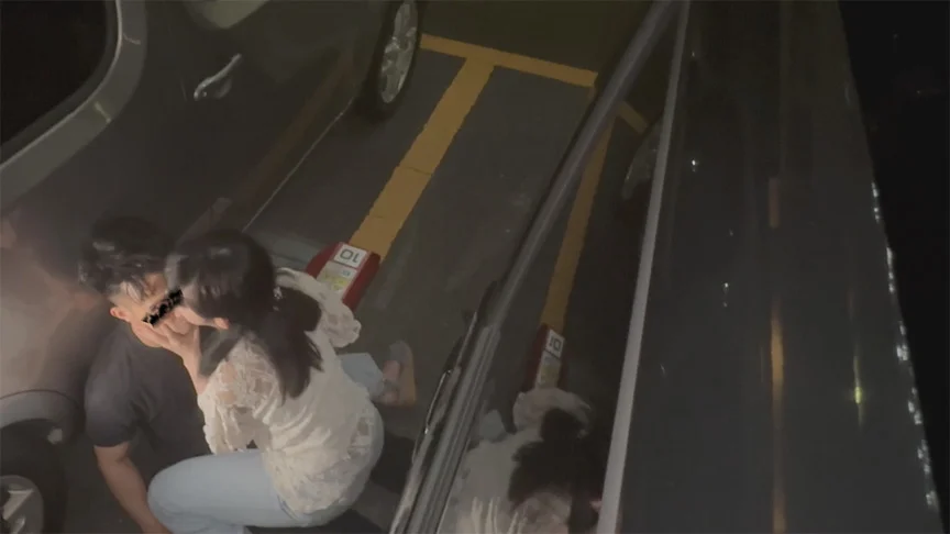 No.08 人目を気にせず座り込みんで舐め時々噛みつき。