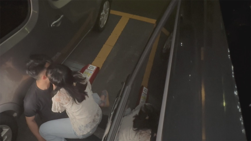No.08 人目を気にせず座り込みんで舐め時々噛みつき。 画像3