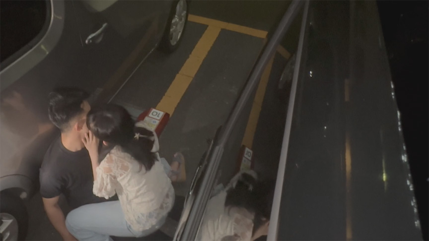 No.08 人目を気にせず座り込みんで舐め時々噛みつき。 画像4