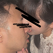 No.08 人目を気にせず座り込みんで舐め時々噛みつき。