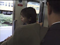揺れる電車の中で 痴漢に暴かれた女教師の性のサンプル画像1