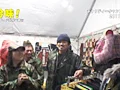 大雨の野外キャットプロレス