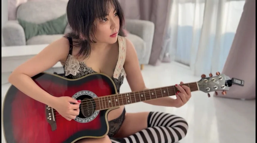 コスプレイヤーHちゃんの下着でギター練習