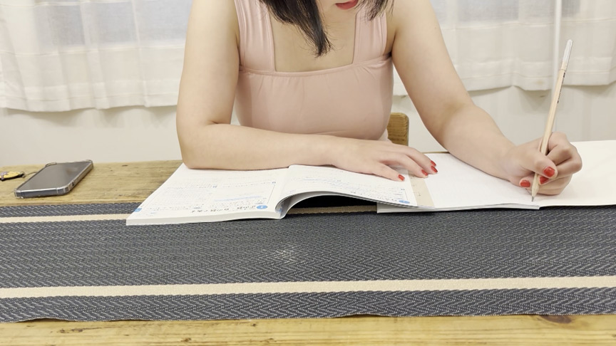 はんなちゃんノーブラで勉強（顔出しなし） 画像1