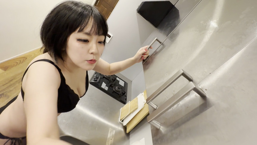 はんなちゃん下着でキッチン掃除 画像2