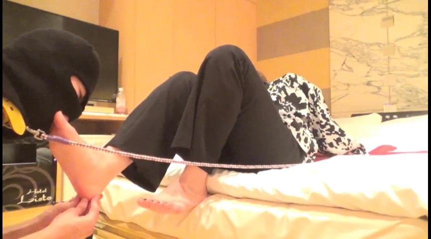 大きな足に潰され、足コキで射精させられるM男 画像2