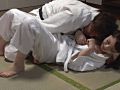 護身術を習いに来た巨乳人妻を寝技でイカせる サンプル画像11