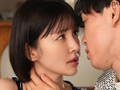 夫の不在中、欲求不満の人妻が唾液を絡ませ自ら腰を振る。接吻中出し不倫 角奈保