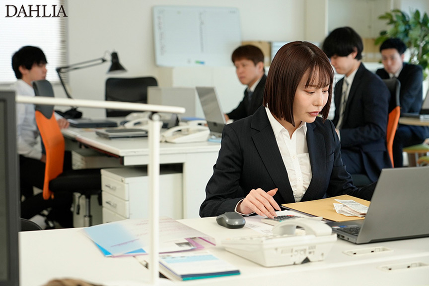 ガニ股失禁してイキ恥じさらした生意気OL 入田真綾 画像1