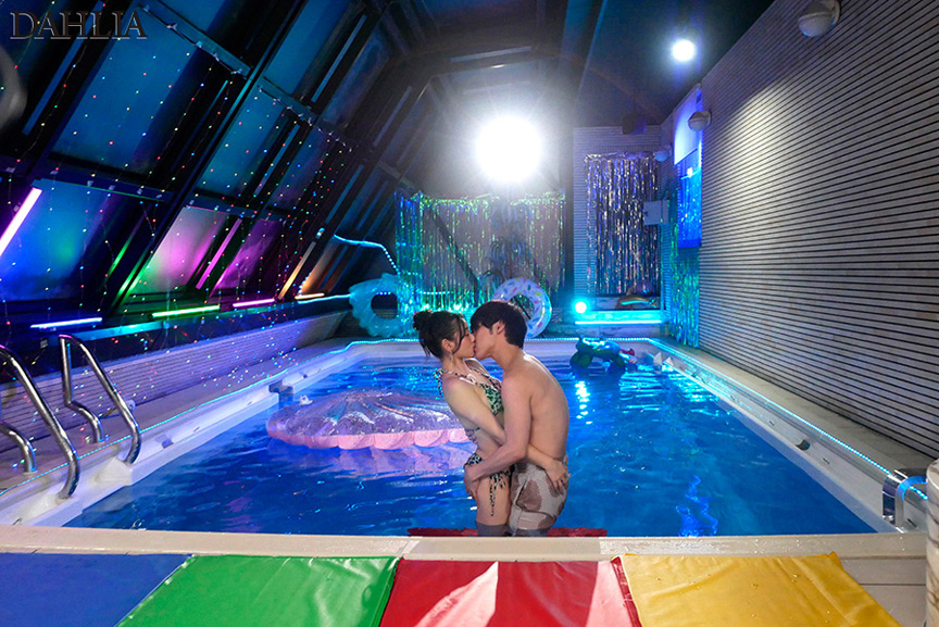 妻の大親友がナイトプールで逆NTR 三葉ちはる 画像6