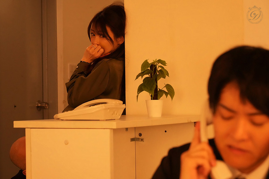 人妻秘書 机の下の密かなクンニ情事―。 小沢菜穂 画像6