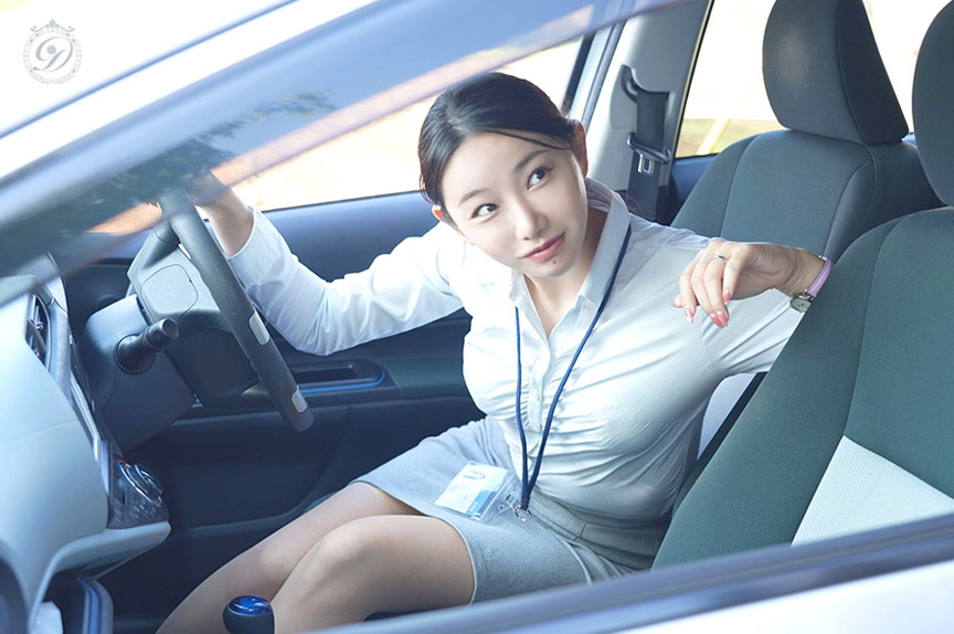 僕は、いつも、先輩と車出勤をしています。 三葉ちはる 画像1