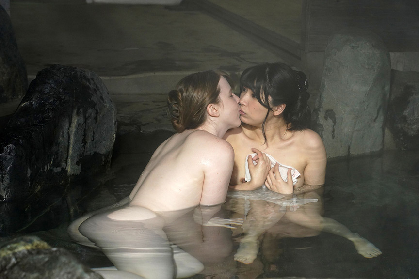 温泉で日本人の女の子を喰いまくる金髪レズビアン