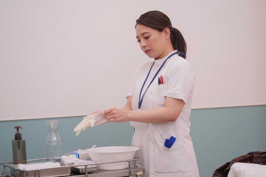 ワザと手コキのような陰部洗浄 色っぽい巨乳看護師さん | DUGAエロ動画データベース