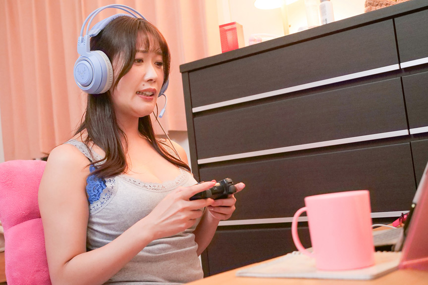 オンラインゲーム仲間が全員セックス大好きおばさん!! 画像2