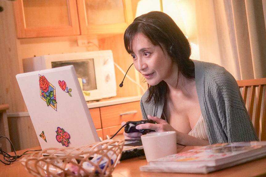 オンラインゲーム仲間が全員セックス大好きおばさん!! 画像3