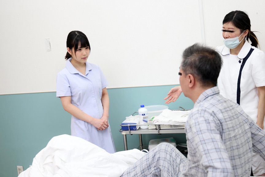 清拭中にチクビを触られ感じたら 横宮七海 画像1