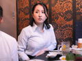 路上キスで火がついた人妻上司は浮気欲が止まらない 画像1