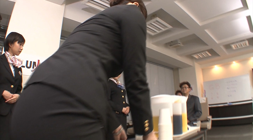 品格のあるキャビンアテンダントの美脚ガニ股研修 お客様のためにどんなときでも笑顔でパンスト脚を大胆に開くCAたちの鬼研修に完全密着