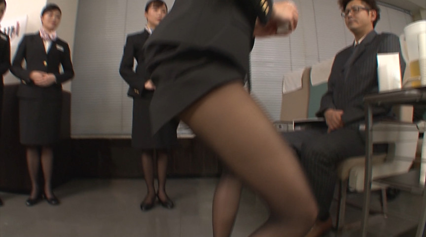 品格のあるキャビンアテンダントの美脚ガニ股研修 お客様のためにどんなときでも笑顔でパンスト脚を大胆に開くCAたちの鬼研修に完全密着