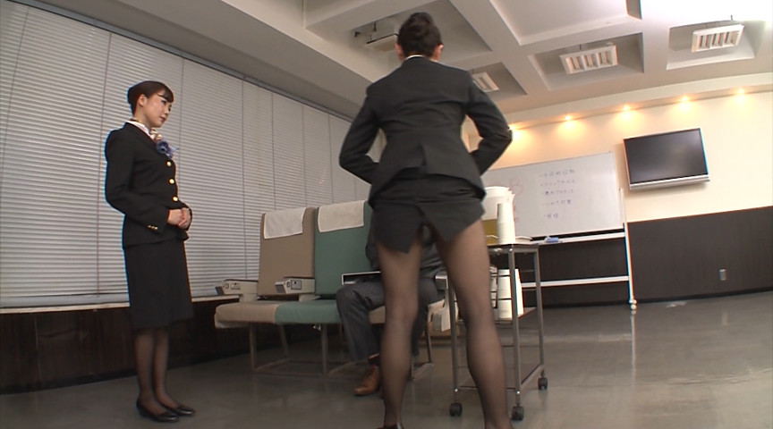 品格のあるキャビンアテンダントの美脚ガニ股研修 お客様のためにどんなときでも笑顔でパンスト脚を大胆に開くCAたちの鬼研修に完全密着