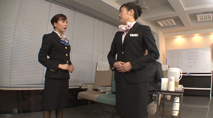 品格のあるキャビンアテンダントの美脚ガニ股研修 お客様のためにどんなときでも笑顔でパンスト脚を大胆に開くCAたちの鬼研修に完全密着